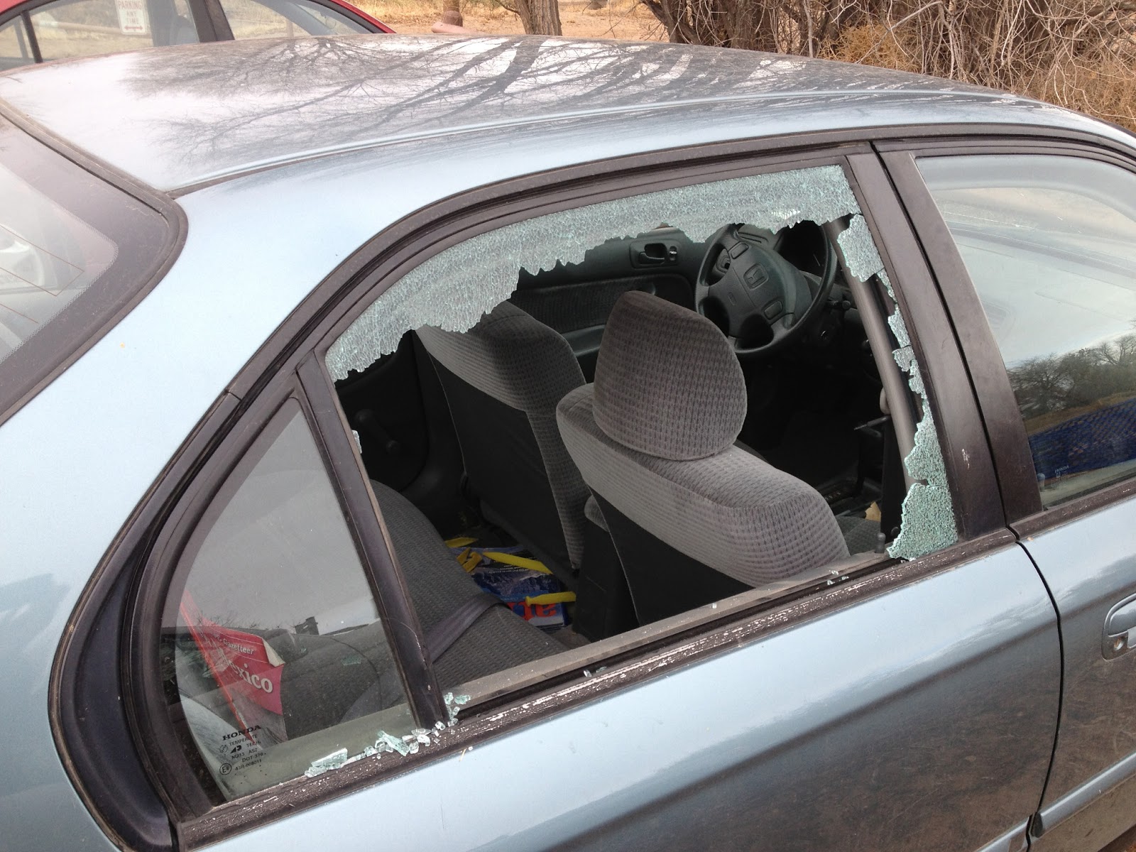 Разбиты окна машин. Разбить окно автомобиля. Разбитое окно машины. Машина разбитые окошки. Разбитые окна в машине.